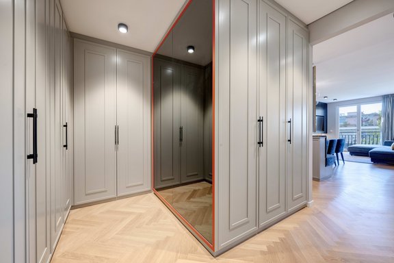 Das luxuriöse Masterschlafzimmer wird durch eine geräumige Ankleide ergänzt