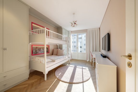 Lichterfülltes Kinder-/Arbeits- oder Gästezimmer