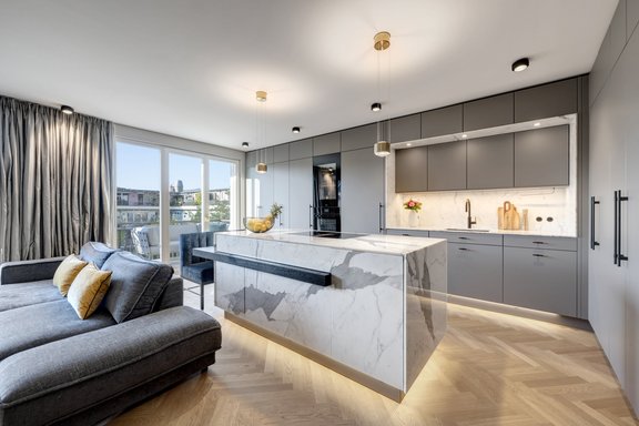 Design-Küche von Dross + Schaffer mit Calacattamarmor-Insel