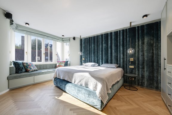 Masterbedroom mit maßgeschreinerter Sitzecke