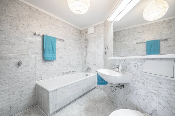 Zeitloses Marmor-Bad