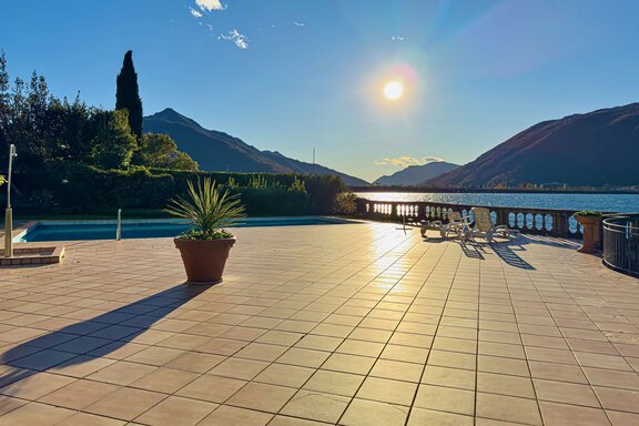 Großzügige Seeterrasse mit Pool und Panoramablick