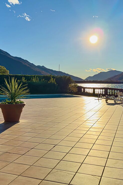 Großzügige Seeterrasse mit Pool und Panoramablick