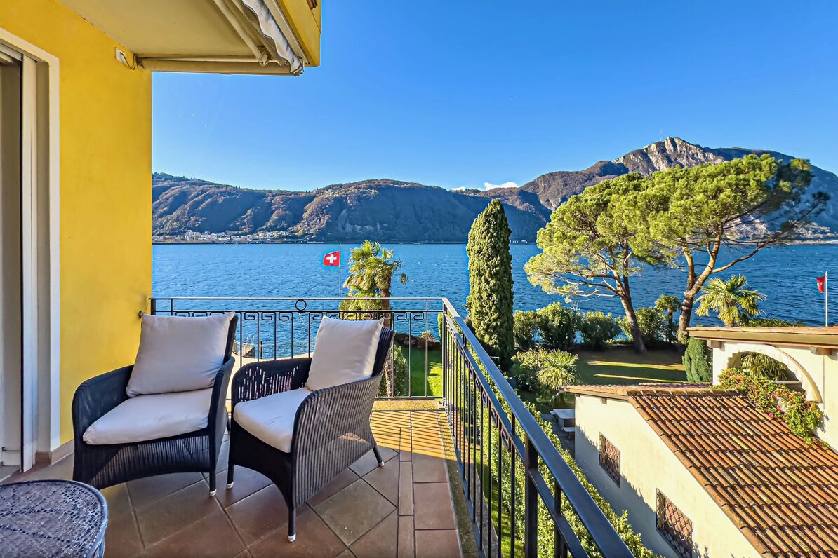 Direkter Blick auf See, Berge und mediterrane Gartenanlagen