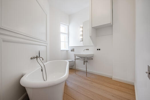 English-Style Bathroom