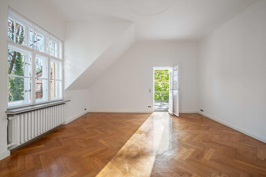 Spacious room with a terrace