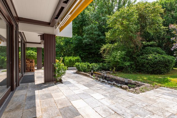 Sonnige Terrasse mit Blick ins Grüne