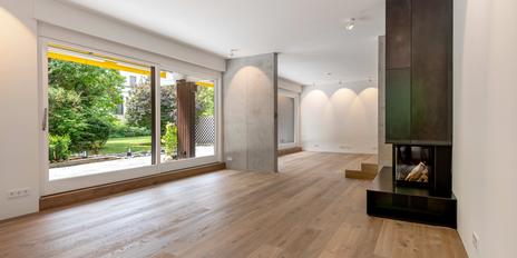 Luxuriös sanierte 3-Zimmer-Terrassenwohnung mit Kamin am Schwabinger Bach
