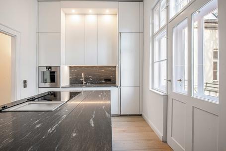 Luxuriös modernisierte Jugendstilwohnung mit 5 Zimmern und sonniger Terrasse