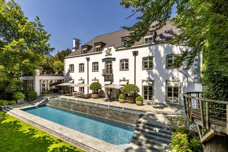 Luxuriös saniertes Villenjuwel von 1928 mit Pool, Kino und Hamam