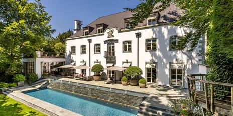 Luxuriös saniertes Villenjuwel von 1928 mit Pool, Kino und Hamam