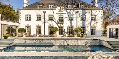 Luxuriös saniertes Villenjuwel von 1928 mit Pool, Kino und Hamam