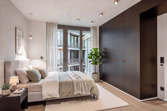 Bright bedroom (virtually furnished)