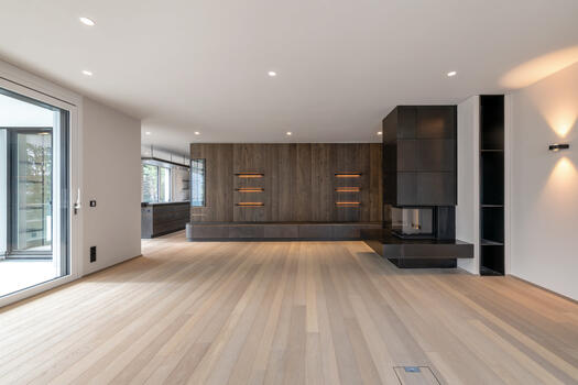 Reclaimed wood look and fireplace