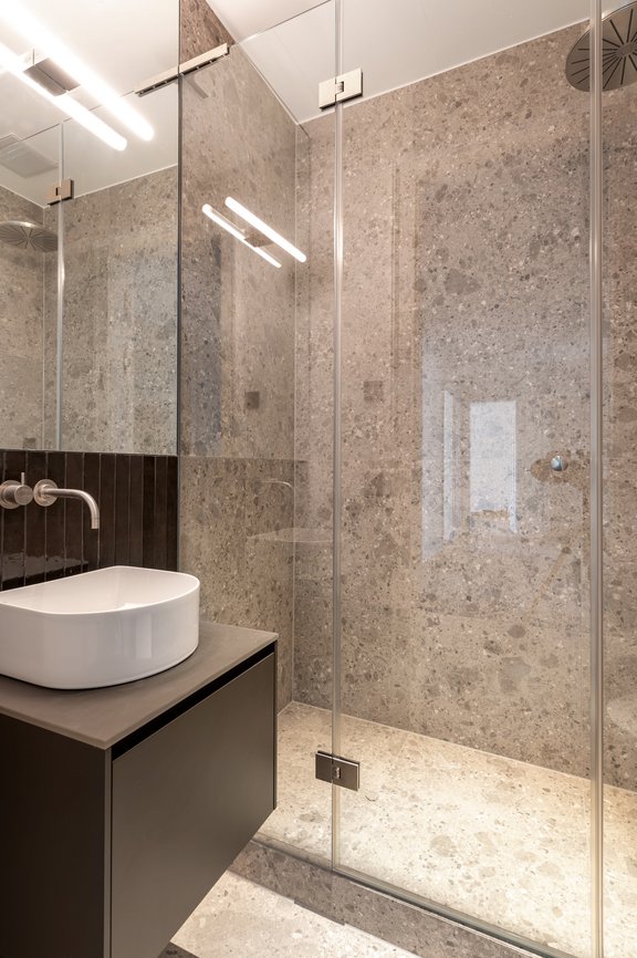 Guest bathroom with rain shower