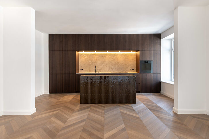 Design-Einbauküche mit Natursteinplatte