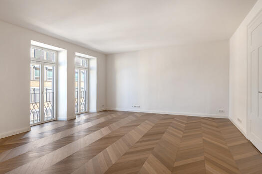 Spacious living/dining area