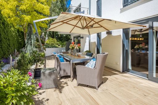 Watch video: Highend 5 room garden apartment with granny flat in the basement