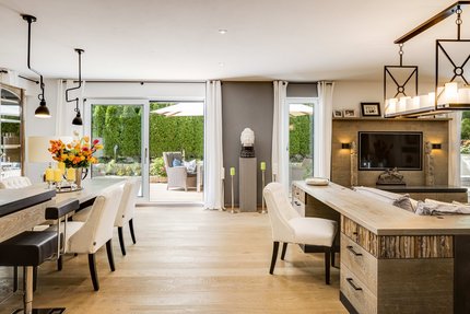 Spacious living/dining area