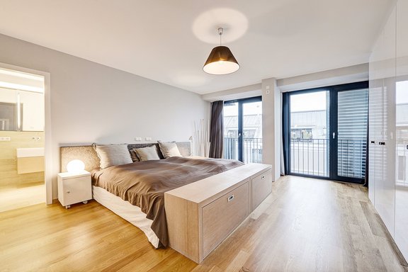 Master bedroom with en-suit bathroom