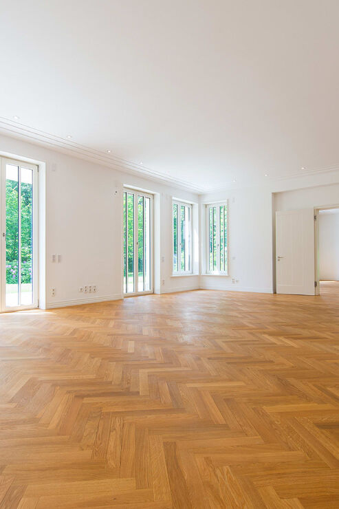 Wohnzimmer mit offenem Kamin