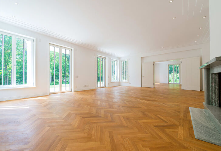 Wohnzimmer mit offenem Kamin