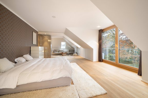 Lichtdurchfluteter, offen gestalteter Masterbereich mit Blick ins Grüne