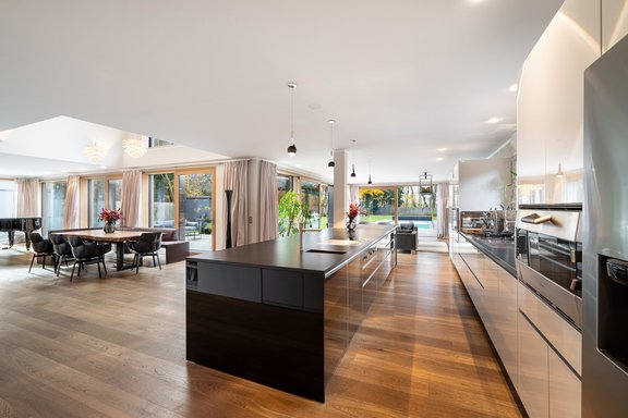 Einbauküche von Molteni&C mit angrenzendem Loungebereich