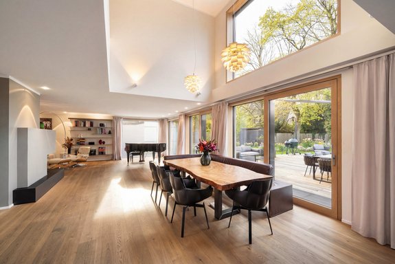 Atemberaubender Luftraum über dem Essbereich