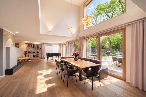 Breathtaking air space above the dining area