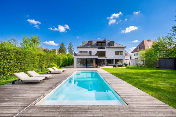Stunning family home in a quiet, well-maintained, family-friendly neighborhood