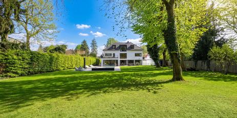 Moderne Architektenvilla mit exklusivem Interior-Konzept, Lift, Spa-Lounge, Home-Gym und Outdoorpool