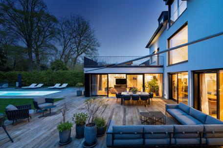 Luxuriöse Architekten-Villa in moderner Ästhetik mit Lift, Spa, Gym und Outdoor-Pool