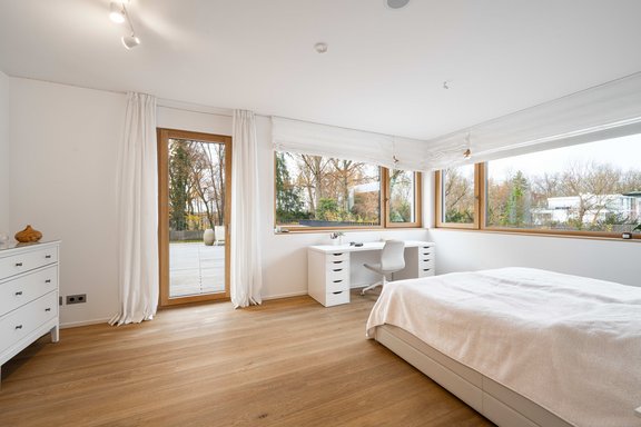 Schlafzimmer mit angrenzender Süd-West-Terrasse
