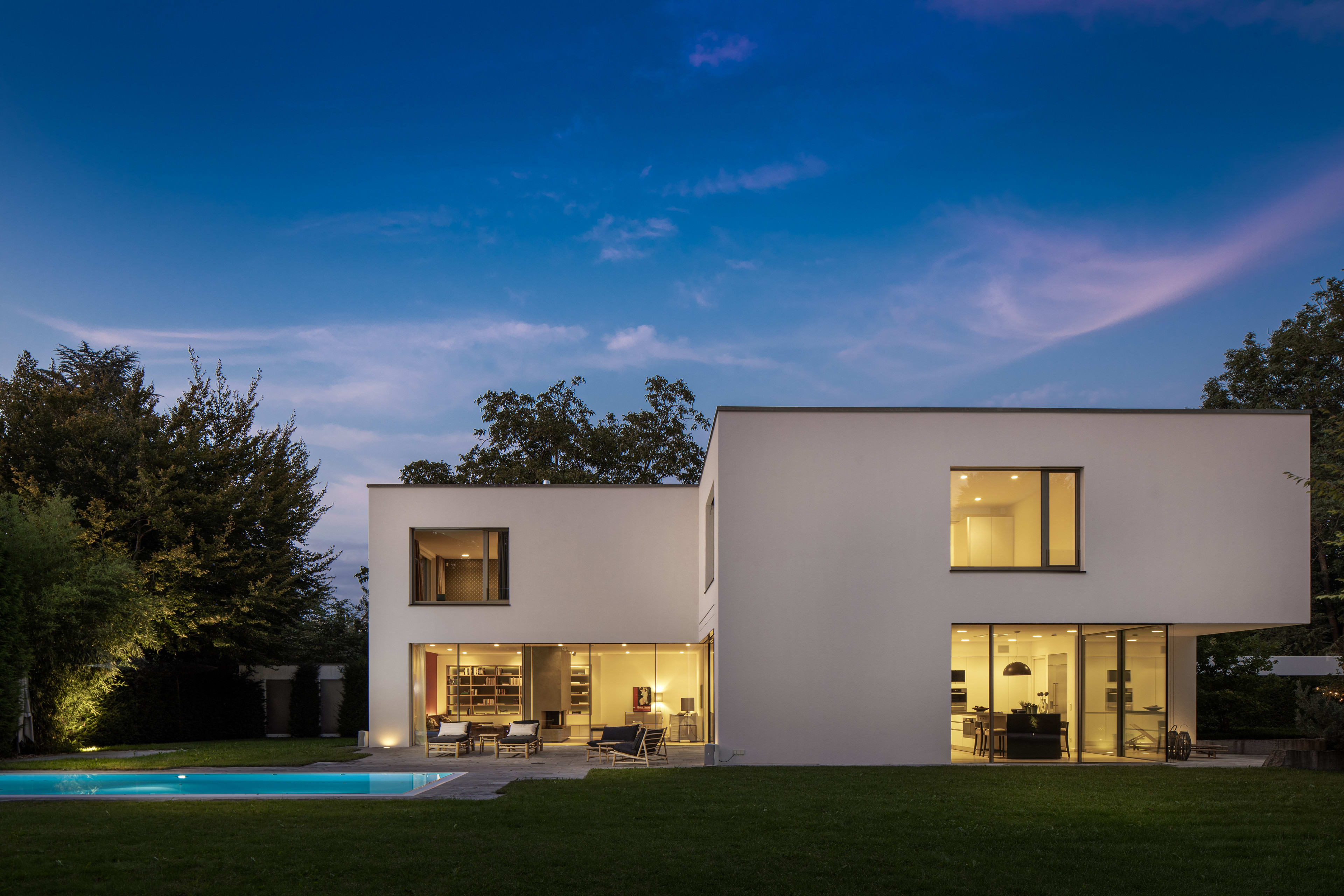 Luxuriöse Bauhaus-Villa mit Traumgarten und Pool