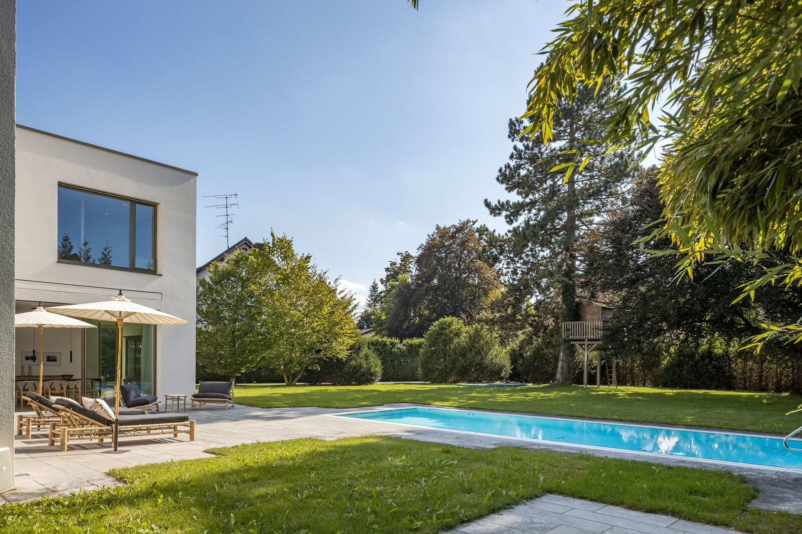 Ein Pool mit uneinsehbarer Sonnenterrasse