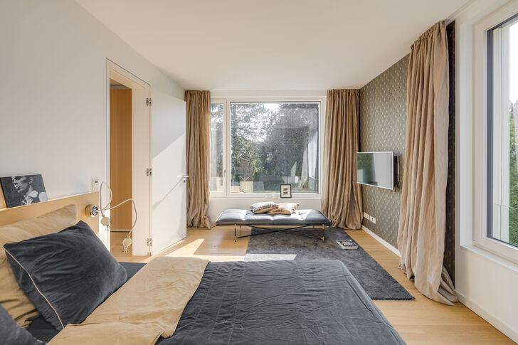 Der Mastertrakt umfasst ein bildschönes Schlafzimmer