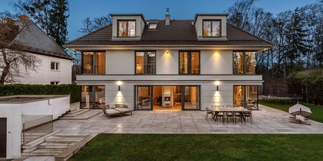 Luxuriöse Familienresidenz in stylischer Ästhetik mit Lift, Tiefgarage, Fitnessbereich und Wärmepumpe