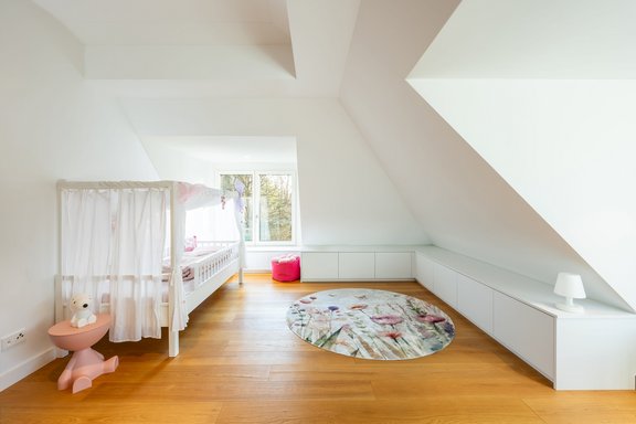 Guest room/children's room with en suite bathroom on the top floor