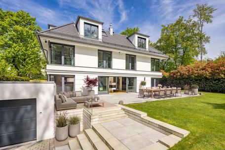 Luxuriöse Familienresidenz in stylischer Ästhetik mit Lift, Tiefgarage, Fitnessbereich und Wärmepumpe