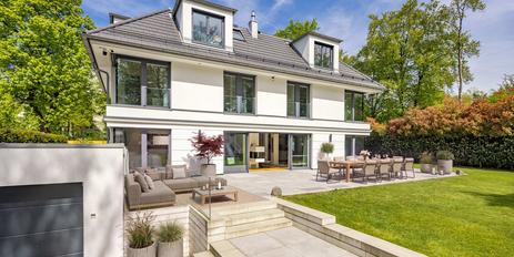 Luxuriöse Familienresidenz in stylischer Ästhetik mit Lift, Tiefgarage, Fitnessbereich und Wärmepumpe