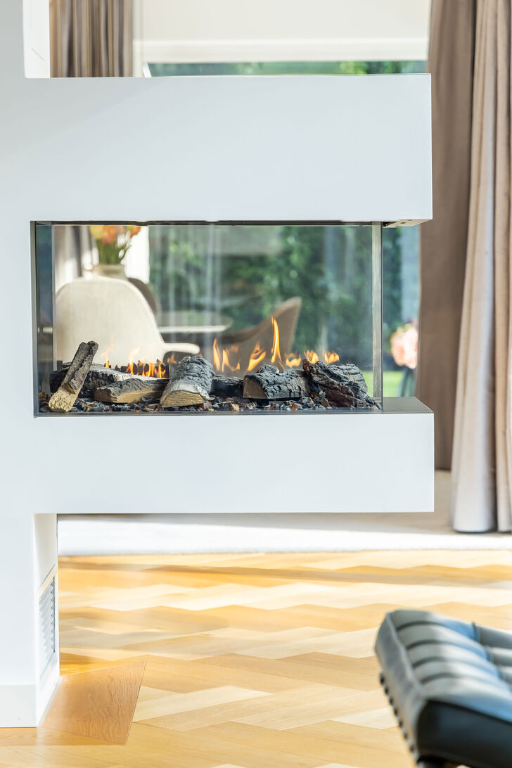 Raumgliedernder Show-Kamin