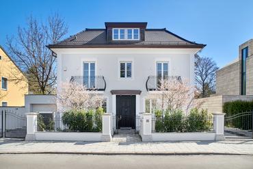 Luxuriöse Familienvilla mit 5 Schlafzimmern, technischen Finessen und Traumgarten