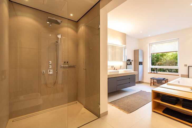 Masterbad mit Walk-in-Dusche