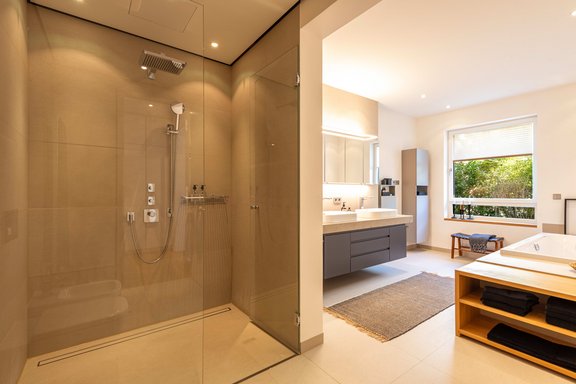 Masterbad mit Walk-in-Dusche