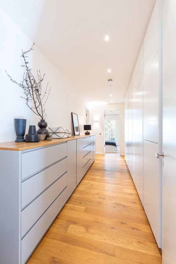 Ankleide mit umfangreichen Einbauten