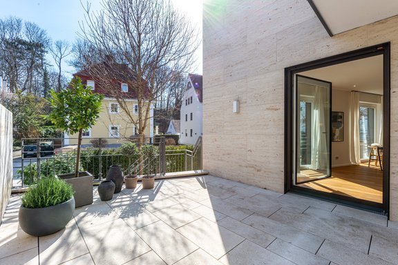 Terrasse mit Zugang zum Privatgarten