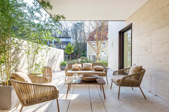 Terrasse mit Natursteinbelag