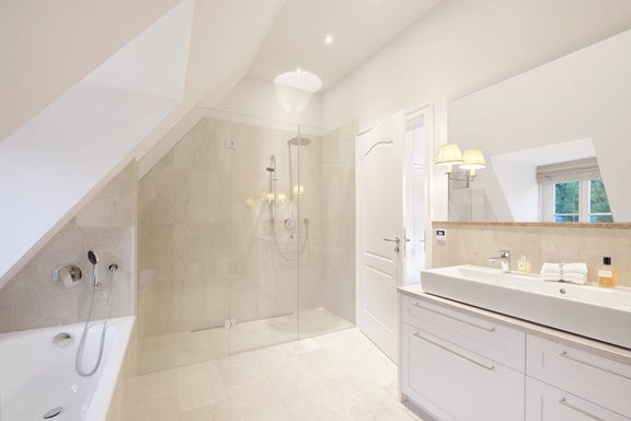 Naturstein-Bad im Dachgeschoss