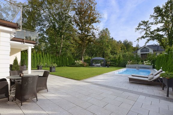 Edle Natursteine und perfekt gepflegter Rasen